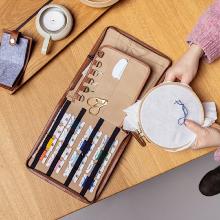 Pochette des brodeuses - Noyer