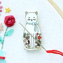 Porte-aiguilles aimant chat blanc fleuri