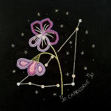 Constellation du capricorne et sa violette - Tissu Noir