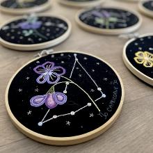 Constellation du capricorne et sa violette - Tissu Noir